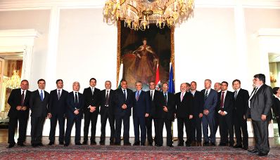 Dienstag, den 20. Juli 2010 traf Bundeskanzler Werner Faymann im Bundeskanzleramt in Wien mit dem Premierminister von Bulgarien, Bojko Borissow zu politischen Gesprächen zusammen. Im Bild die Delegationsmitglieder im Steinsaal des Bundeskanzleramtes.