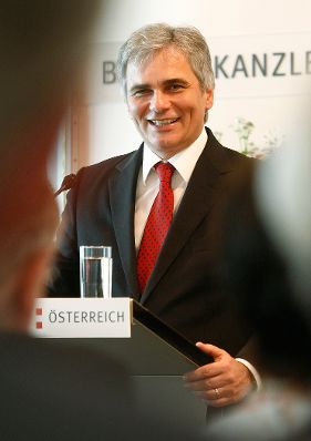 Am 29. Juni 2010 überreichte Bundeskanzler Werner Faymann (im Bild) im Bundeskanzleramt in Wien das Große Goldene Ehrenzeichen für Verdienste um die Republik Österreich an den Arbeiterkammerdirektor Werner Muhm.