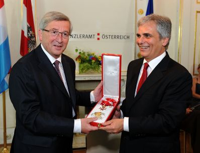 Am 14. Juli 2010 überreichte Bundeskanzler Werner Faymann (R) im Bundeskanzleramt in Wien das Großen Goldenen Ehrenzeichen am Bande für Verdienste um die Republik Österreich an den Premierminister des Großherzogtums Luxemburg Jean-Claude Juncker (L).