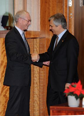 Donnerstag, den 16. Dezember 2010 fand in Brüssel, Belgien die Sitzung des Europäischen Rates der EU-Staats- und Regierungschefs statt. Im Bild Bundeskanzler Werner Faymann (R) mit EU-Ratspräsident Herman van Rompuy (L).