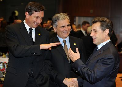 Donnerstag, den 16. Dezember 2010 fand in Brüssel, Belgien die Sitzung des Europäischen Rates der EU-Staats- und Regierungschefs statt. Im Bild Bundeskanzler Werner Faymann (M) mit Sloweniens Premierminister Borut Pahor (L) und Frankreichs Staatspräsident Nicolas Sarkozy (R).