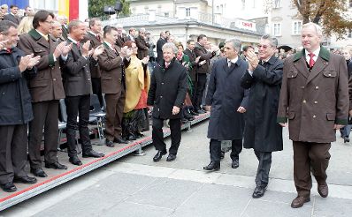 Bundeskanzler Faymann, Bundespräsident Fischer und Landeshauptmann Dörfler in Klagenfurt beim Festumzug anlässlich 90 Jahre Volksabstimmung.