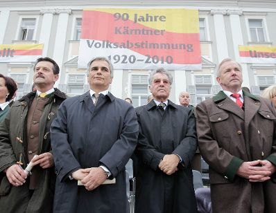 Bundeskanzler Faymann (2.v.l.), Bundespräsident Fischer (m.) und Landeshauptmann Dörfler (r.) in Klagenfurt beim Festumzug anlässlich 90 Jahre Volksabstimmung.