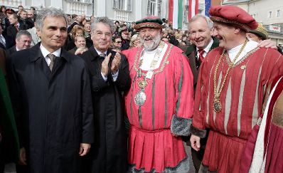 Bundeskanzler Faymann (l.) und Bundespräsident Fischer (m.) in Klagenfurt beim Festumzug anlässlich 90 Jahre Volksabstimmung.