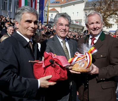 Bundeskanzler Faymann (l.), Bundespräsident Fischer (m.) und Landeshauptmann Dörfler (r.) in Klagenfurt beim Festumzug anlässlich 90 Jahre Volksabstimmung.