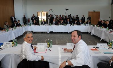 Freitag, den 22. Oktober 2010 begann in Loipersdorf, Steiermark die Klausurtagung der Bundesregierung zur Fixierung des Budgets 2011. Im Bild Bundeskanzler Werner Faymann (L) und Finanzminister Josef Pröll (R) mit der Bundesregierung zu Sitzungsbeginn.