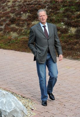 Samstag, den 23. Oktober 2010 wurde in Loipersdorf, Steiermark die Klausurtagung der Bundesregierung zur Fixierung des Budgets 2011 fortgesetzt. Im Bild Wirtschaftsminister Reinhold Mitterlehner vor Beginn der Tagung.