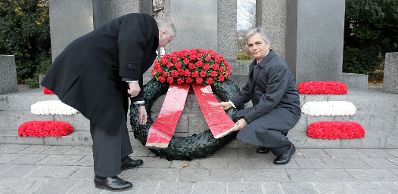 Am 12. November 2010 legte Bundeskanzler Werner Faymann anlässlich der Ausrufung der Ersten Republik am 12. November 1918 beim Denkmal der Republik einen Kranz nieder.