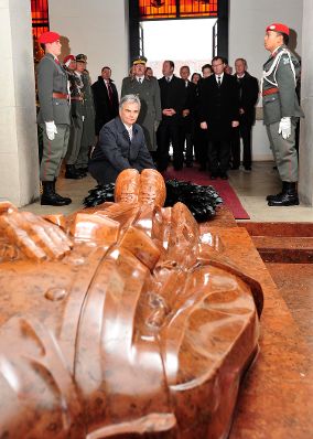 Dienstag, den 26. Oktober 2010 fand anlässlich des Nationalfeiertages die traditionelle Kranzniederlegung am Grabmal des unbekannten Soldaten - zum Gedenken an die Gefallenen und Vermissten der beiden Weltkriege in der Krypta am Wiener Heldenplatz statt. Im Bild Bundeskanzler Werner Faymann.