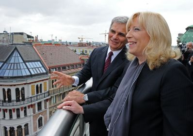 Sonntag, den 12. September 2010 traf Österreichs Bundeskanzler Werner Faymann (L) mit der Ministerpräsidentin der Slowakischen Republik Iveta Radičová (R) zu einem Arbeitsmittagessen im Haas-Haus in Wien zusammen.