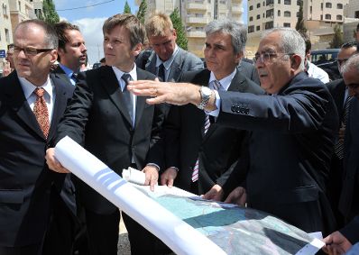 Donnerstag, den 24. Juni 2010 traf Bundeskanzler Werner Faymann (M) im Rahmen seiner zweitägigen Nah-Ost Reise in Ramallah mit dem Ministerpräsidenten der Palästinensischen Autonomiebehörde Salam Fayyad (R) zusammen. Im Bild mit Staatssekretär Josef Ostermayer (2-L) auf dem Aussichtspunkt Al-Masyoun.