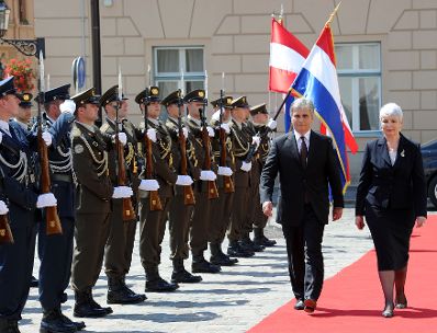 Montag, den 12. Juli 2010 traf Österreichs Bundeskanzler Werner Faymann (L) bei seinem offiziellen Besuch in Zagreb, Kroatien mit der kroatischen Premierministerin Jadranka Kosor (R) zu politischen Gesprächen zusammen. Im Bild bei dem Empfang mit militärischen Ehren.