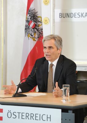 Bundeskanzler Werner Faymann beim Pressefoyer nach dem Ministerrat am 7. Dezember 2010 im Bundeskanzleramt.