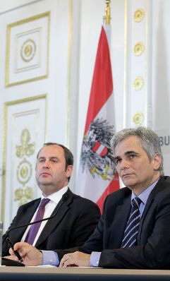 Bundeskanzler Werner Faymann (r.) und Finanzminister Josef Pröll (l.) beim Pressefoyer nach dem Ministerrat am 19. Oktober 2010 im Bundeskanzleramt.