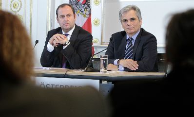 Bundeskanzler Werner Faymann (r.) und Finanzminister Josef Pröll (l.) beim Pressefoyer nach dem Ministerrat am 19. Oktober 2010 im Bundeskanzleramt.