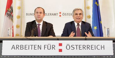 Bundeskanzler Werner Faymann (r.) und Finanzminister Josef Pröll (l.) beim Pressefoyer nach dem Ministerrat am 12. Oktober 2010 im Bundeskanzleramt.