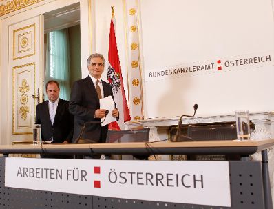 Bundeskanzler Werner Faymann (r.) und Finanzminister Josef Pröll (l.) beim Pressefoyer nach dem Ministerrat am 5. Oktober 2010 im Bundeskanzleramt.