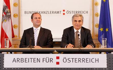 Bundeskanzler Werner Faymann (r.) und Finanzminister Josef Pröll (l.) beim Pressefoyer nach dem Ministerrat am 5. Oktober 2010 im Bundeskanzleramt.