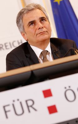 Bundeskanzler Werner Faymann beim Pressefoyer nach dem Ministerrat am 5. Oktober 2010 im Bundeskanzleramt.