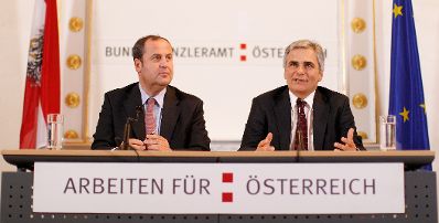 Bundeskanzler Werner Faymann (r.) und Finanzminister Josef Pröll (l.) beim Pressefoyer nach dem Ministerrat am 28. September 2010 im Bundeskanzleramt.