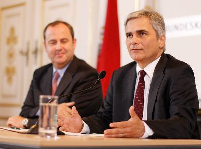 Bundeskanzler Werner Faymann (r.) und Finanzminister Josef Pröll (l.) beim Pressefoyer nach dem Ministerrat am 28. September 2010 im Bundeskanzleramt.