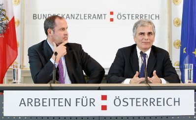 Bundeskanzler Werner Faymann (r.) und Finanzminister Josef Pröll (l.) beim Pressefoyer nach dem Ministerrat am 21. September 2010 im Bundeskanzleramt.