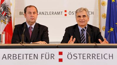 Bundeskanzler Werner Faymann (r.) und Finanzminister Josef Pröll (l.) beim Pressefoyer nach dem Ministerrat am 14. September 2010 im Bundeskanzleramt.