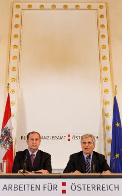 Bundeskanzler Werner Faymann (r.) und Finanzminister Josef Pröll (l.) beim Pressefoyer nach dem Ministerrat am 14. September 2010 im Bundeskanzleramt.