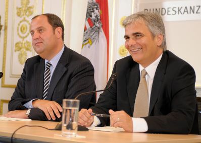 Bundeskanzler Werner Faymann (r.) und Finanzminister Josef Pröll (l.) beim Pressefoyer nach dem Ministerrat am 24. August 2010 im Bundeskanzleramt.