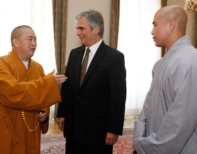 Am 1. September 2010 empfing Bundeskanzler Werner Faymann eine Abordnung von Shaolin-Großmeistern im Bundeskanzleramt.