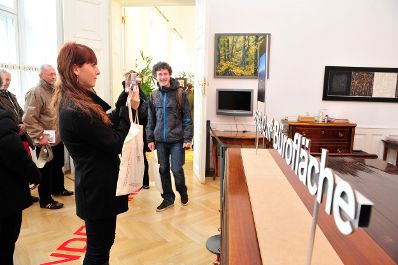 Am Nationalfeiertag, dem 26. Oktober 2010, veranstaltet das Bundeskanzleramt wie jedes Jahr den "Tag der offenen Tür". Im Bild Besucherinnen und Besucher im Bundeskanzleramt.