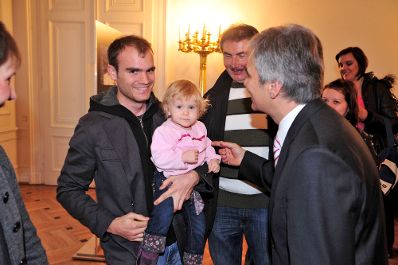 Dienstag, den 26. Oktober 2010 empfing Bundeskanzler Werner Faymann im Rahmen des Nationalfeiertages Besucherinnen und Besucher im Bundeskanzleramt.