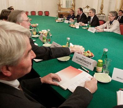 Am 22. November 2010 lud Bundeskanzler Werner Faymann Vertreterinnen und Vertreter der Universitäten und der Studierenden zu Gesprächen ein.
