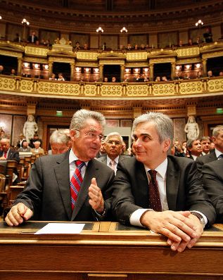 Am 27. Oktober 2011 fand im Parlament die 250-Jahrfeier des Rechnungshofs statt. Im Bild Bundeskanzler Werner Faymann (r.) mit Bundespräsident Heinz Fischer (l.).