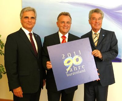 Am 4. September 2011 besuchte der Bundeskanzler in Eisenstadt im Landtagssitzungssaal die 90 Jahrfeier Burgenland. Im Bild Bundeskanzler Werner Faymann (l.), Landeshauptmann Hans Niessl (m.) und Bundespräsident Heinz Fischer (r.).
