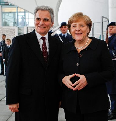 Am 2. Dezember 2011 reiste der Österreichische Bundeskanzler zu einem Arbeitsgespräch mit der deutschen Bundeskanzlerin nach Berlin. Im Bild Bundeskanzler Werner Faymann (l.) mit seiner deutschen Amtskollegin Angela Merkel (r.).