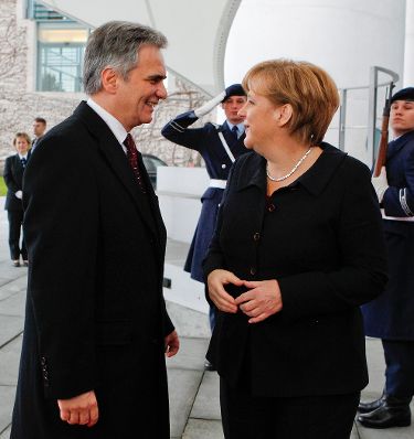 Am 2. Dezember 2011 reiste der Österreichische Bundeskanzler zu einem Arbeitsgespräch mit der deutschen Bundeskanzlerin nach Berlin. Im Bild Bundeskanzler Werner Faymann (l.) mit seiner deutschen Amtskollegin Angela Merkel (r.).