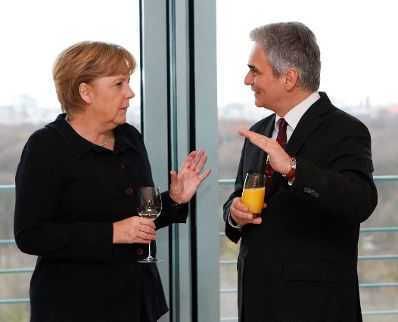 Am 2. Dezember 2011 reiste der Österreichische Bundeskanzler zu einem Arbeitsgespräch mit der deutschen Bundeskanzlerin nach Berlin. Im Bild Bundeskanzler Werner Faymann (r.) mit seiner deutschen Amtskollegin Angela Merkel (l.).