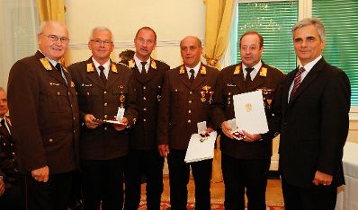 Am 25. Oktober 2011 überreichte Bundeskanzler Werner Faymann, anlässlich des Europäischen Jahres der Freiwilligentätigkeit, Vertretern der Freiwilligen Feuerwehren aus ganz Österreich das Bundes-Ehrenzeichen im Bundeskanzleramt. Im Bild mit Feuerwehrleuten aus Tirol.