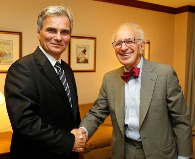 Am 20. September 2011 traf Bundeskanzler Werner Faymann (l.) den Nobelpreisträger Eric Kandel (r.) in New York.