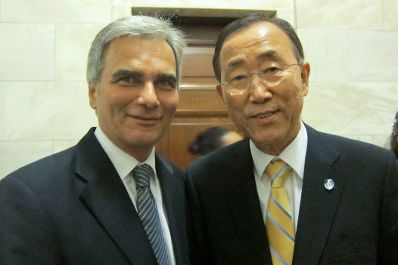 Am 21. September 2011 nahm der Bundeskanzler an einem Empfang gegeben von US-Präsident Barack Obama teil. Im Bild Bundeskanzler Werner Faymann (l.) bei einem Gespräch mit dem VN-Generalsekretär Ban Ki-moon (r.).