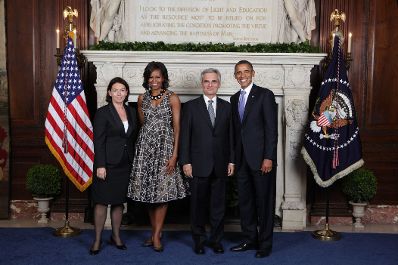 Am 21. September 2011 empfing US-Präsident Barack Obama (r.) Bundeskanzler Werner Faymann (2.v.r.) in New York. Im Bild mit Michelle Obama (2.v.l.) und Martina Faymann Ludwig (l).