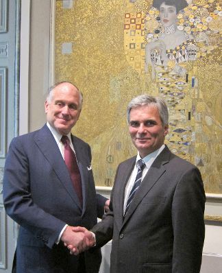 Am 22. September 2011 traf Bundeskanzler Werner Faymann (r.) Ronald Lauder (l.) zu einem Gespräch in New York.