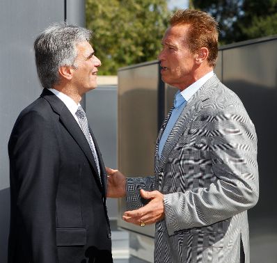 Am 23. September 2011 besuchte der Bundeskanzler Werner Faymann das Institute of Technology in Los Angeles. Im Bild Bundeskanzler Werner Faymann (l.) mit Gouverneur a.D. Arnold Schwarzenegger (r.).