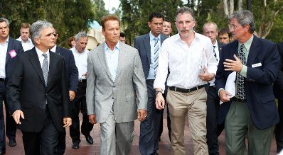 Am 23. September 2011 besuchte der Bundeskanzler Werner Faymann das Institute of Technology in Los Angeles. Im Bild Bundeskanzler Werner Faymann (l.) mit Gouverneur a.D. Arnold Schwarzenegger (2.v.l.).