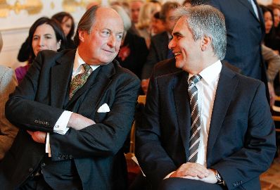 Am 13. Oktober 2011 überreichte Bundeskanzler Werner Faymann (r.) dem Chefredakteur Michael Horowitz (l.) das Große Ehrenzeichen für Verdienste um die Republik Österreich.