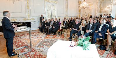 Am 13. Oktober 2011 überreichte Bundeskanzler Werner Faymann (l.) dem Chefredakteur Michael Horowitz das Große Ehrenzeichen für Verdienste um die Republik Österreich.