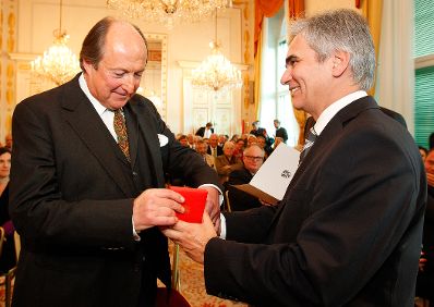 Am 13. Oktober 2011 überreichte Bundeskanzler Werner Faymann (r.) dem Chefredakteur Michael Horowitz (l.) das Große Ehrenzeichen für Verdienste um die Republik Österreich.