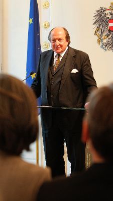 Am 13. Oktober 2011 überreichte Bundeskanzler Werner Faymann dem Chefredakteur Michael Horowitz (im Bild) das Große Ehrenzeichen für Verdienste um die Republik Österreich.