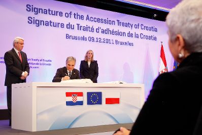 Am 9. Dezember 2011 endete in Brüssel der zweitägige Europäische Rat der EU-Staats- und Regierungschefs. Im Bild Bundeskanzler Werner Faymann bei der Unterzeichnungszeremonie des Beitrittsvertrages von Kroatien.